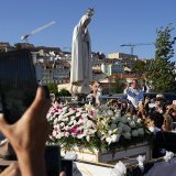 Une réplique de la statue de la Vierge apparaissant à Fatima a beaucoup de succès auprès des milliers de jeunes qui débarquent à Lisbonne pour le plus grand événement jamais organisé au Portugal, selon son premier ministre.